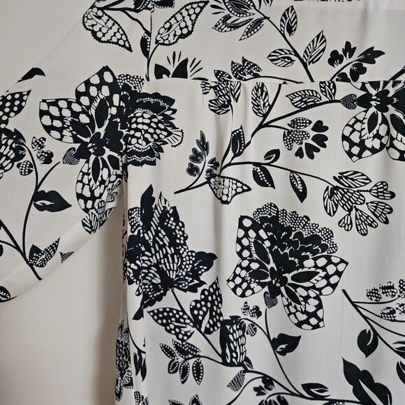 Banana Republic Back Button Blouse - Size M - Picture 4 of 6